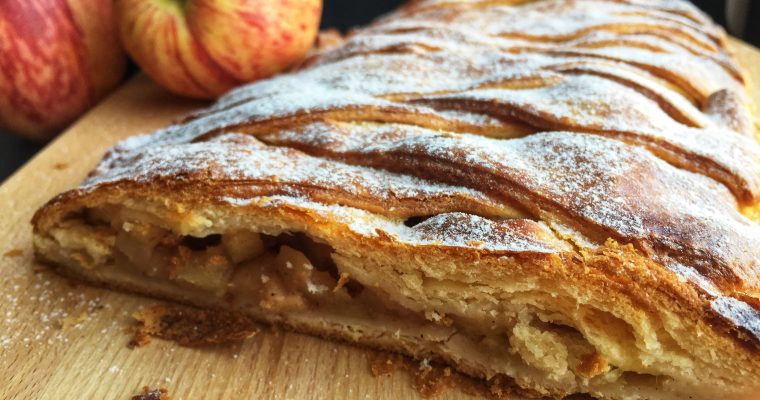 Jabolčni zavitek iz domačega listnatega testa brez glutena